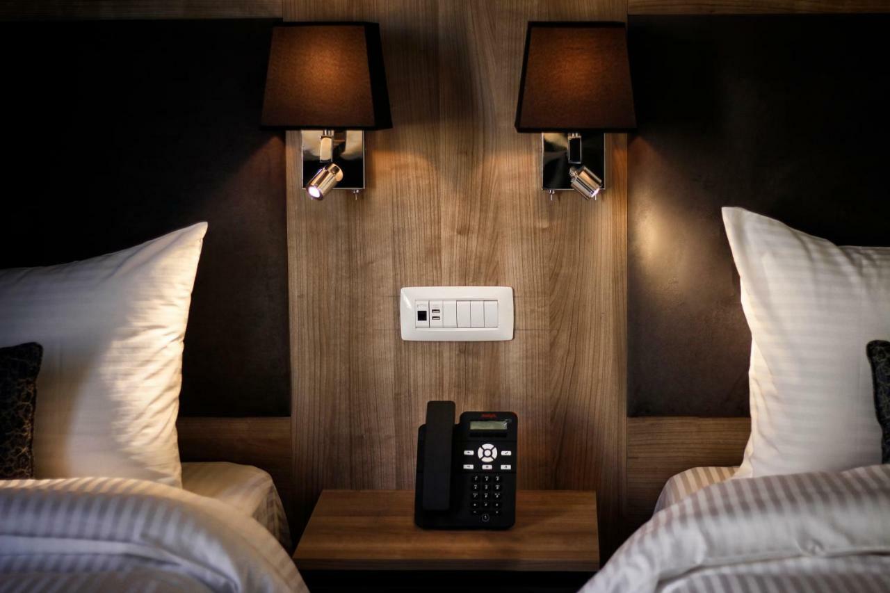 Oaks Hotel